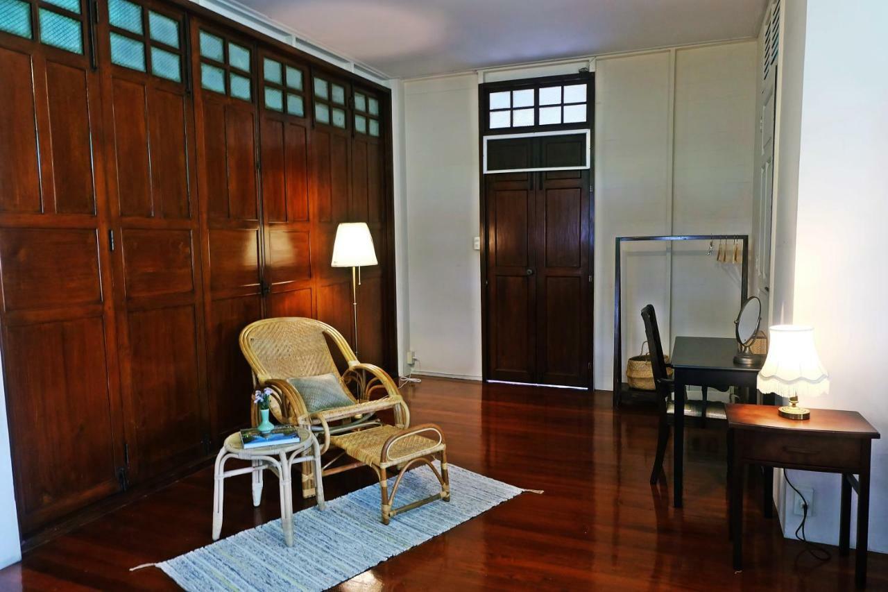 4brs Thai Heritage House In Samsen Holiday home *