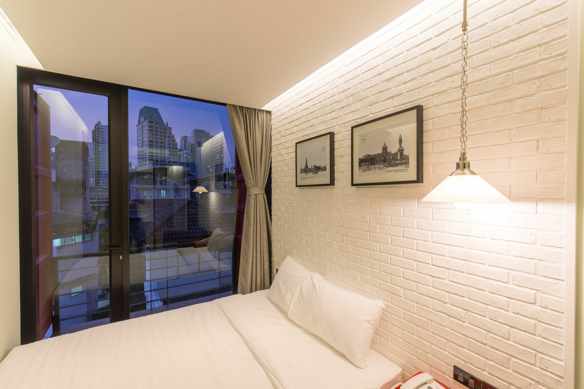 Sleep Box Sukhumvit 22 Hostel