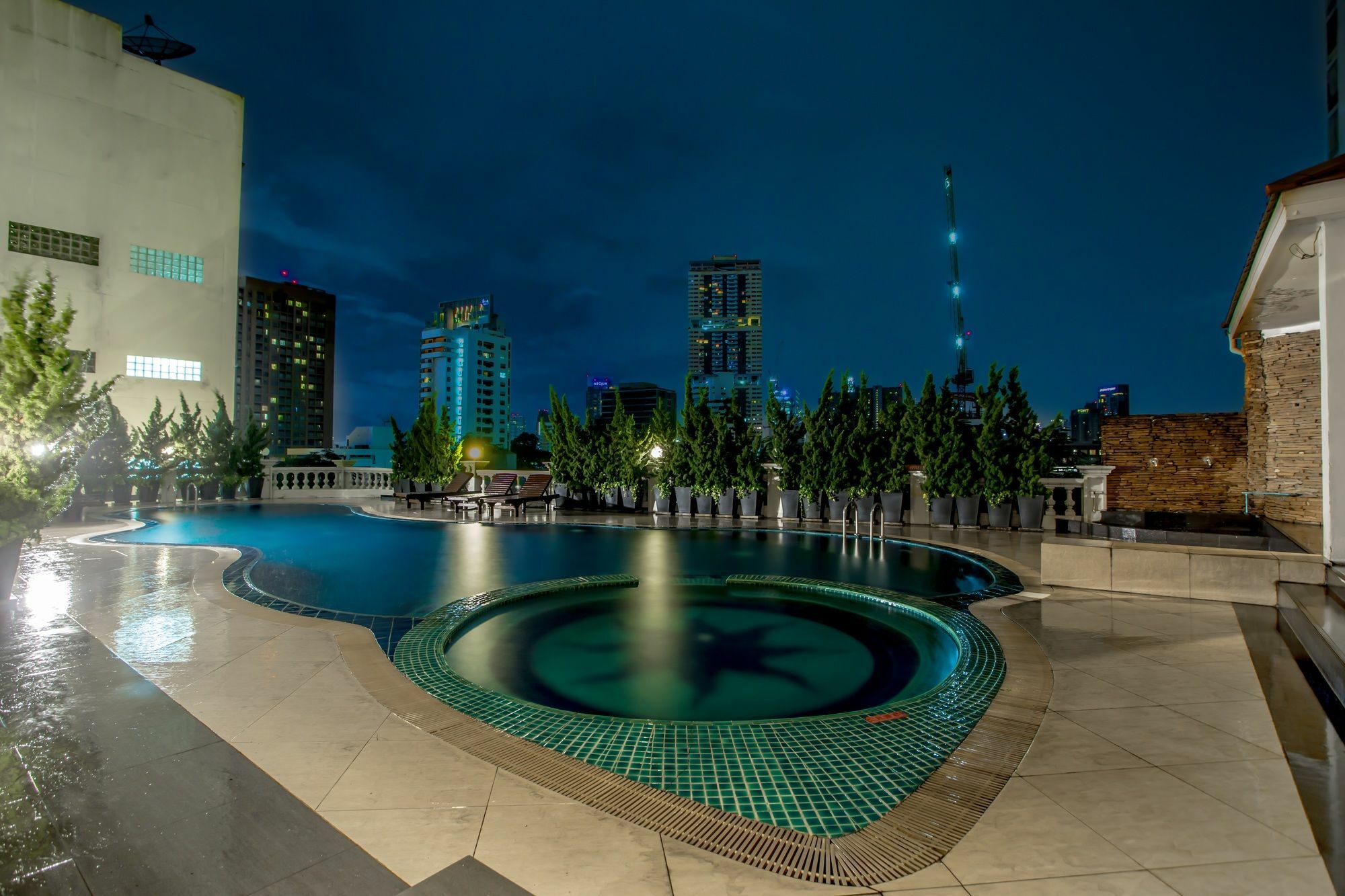 Hope Land Sukhumvit 24
