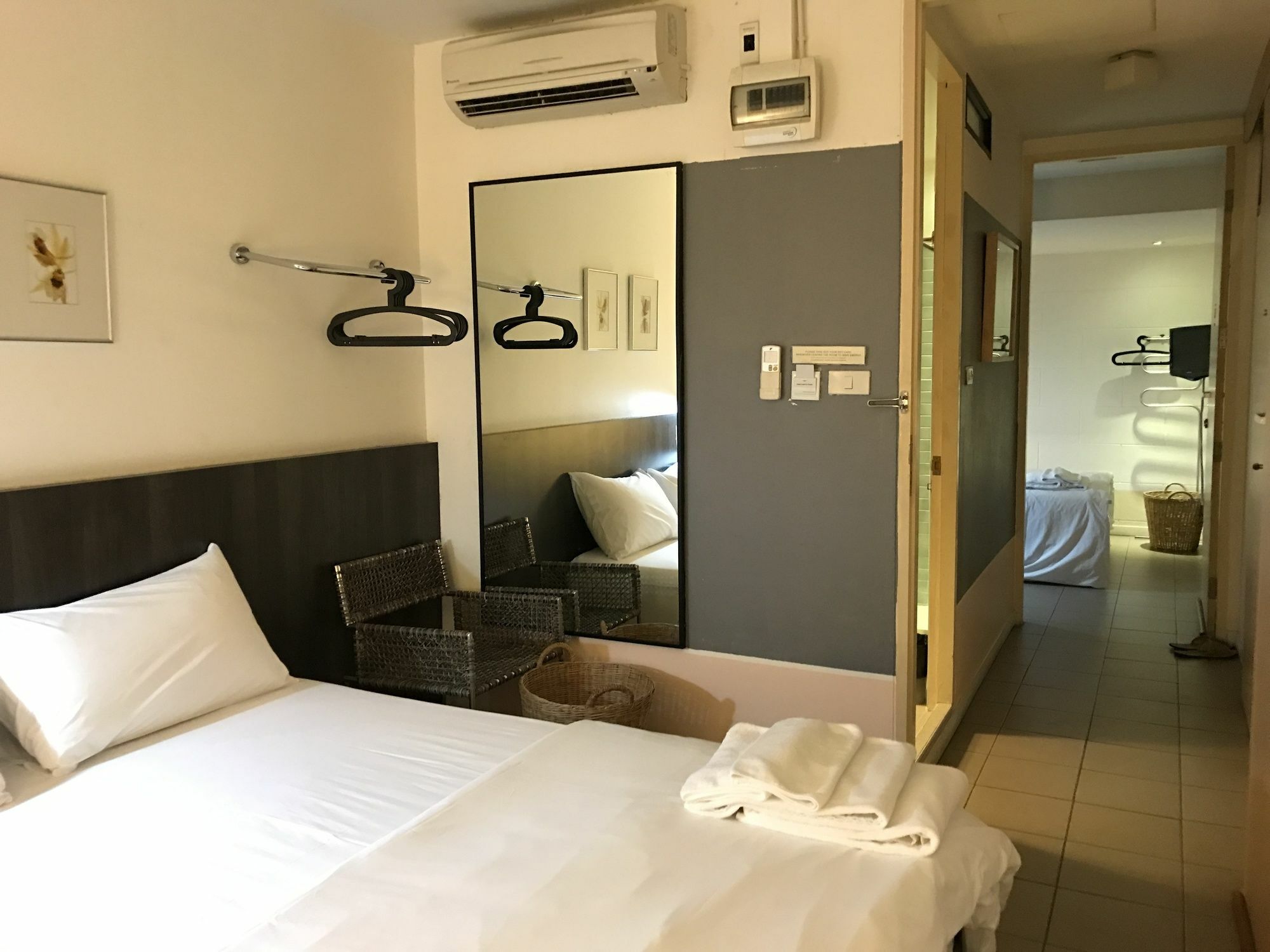 Somewhere To Escape - Hometel Hotel