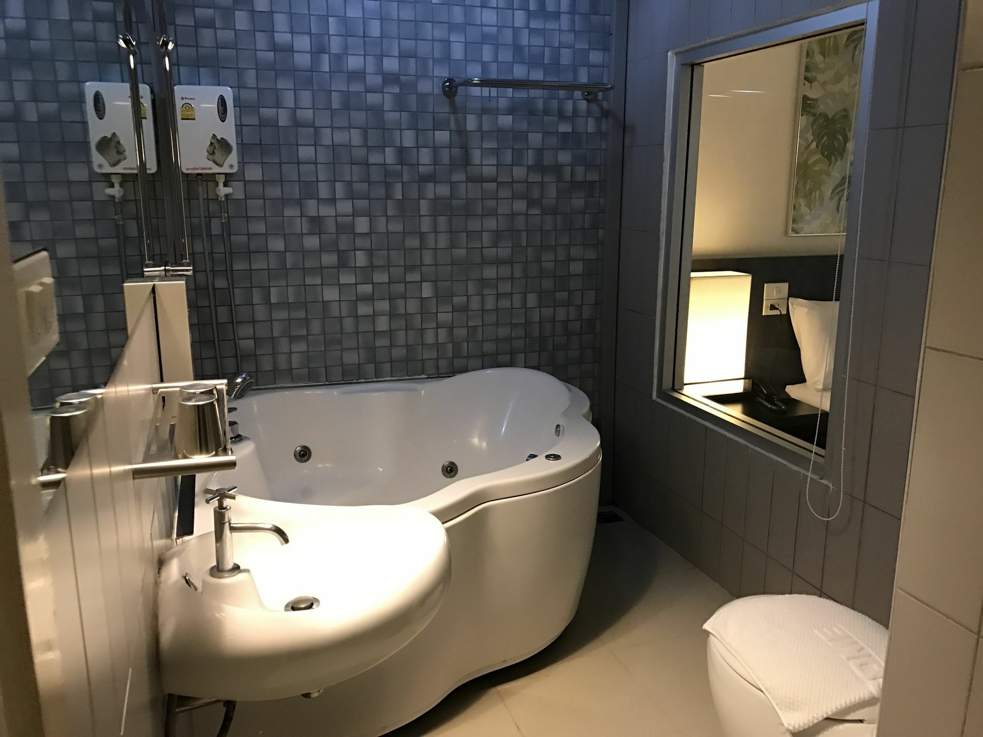 Somewhere To Escape - Hometel Hotel Bangkok