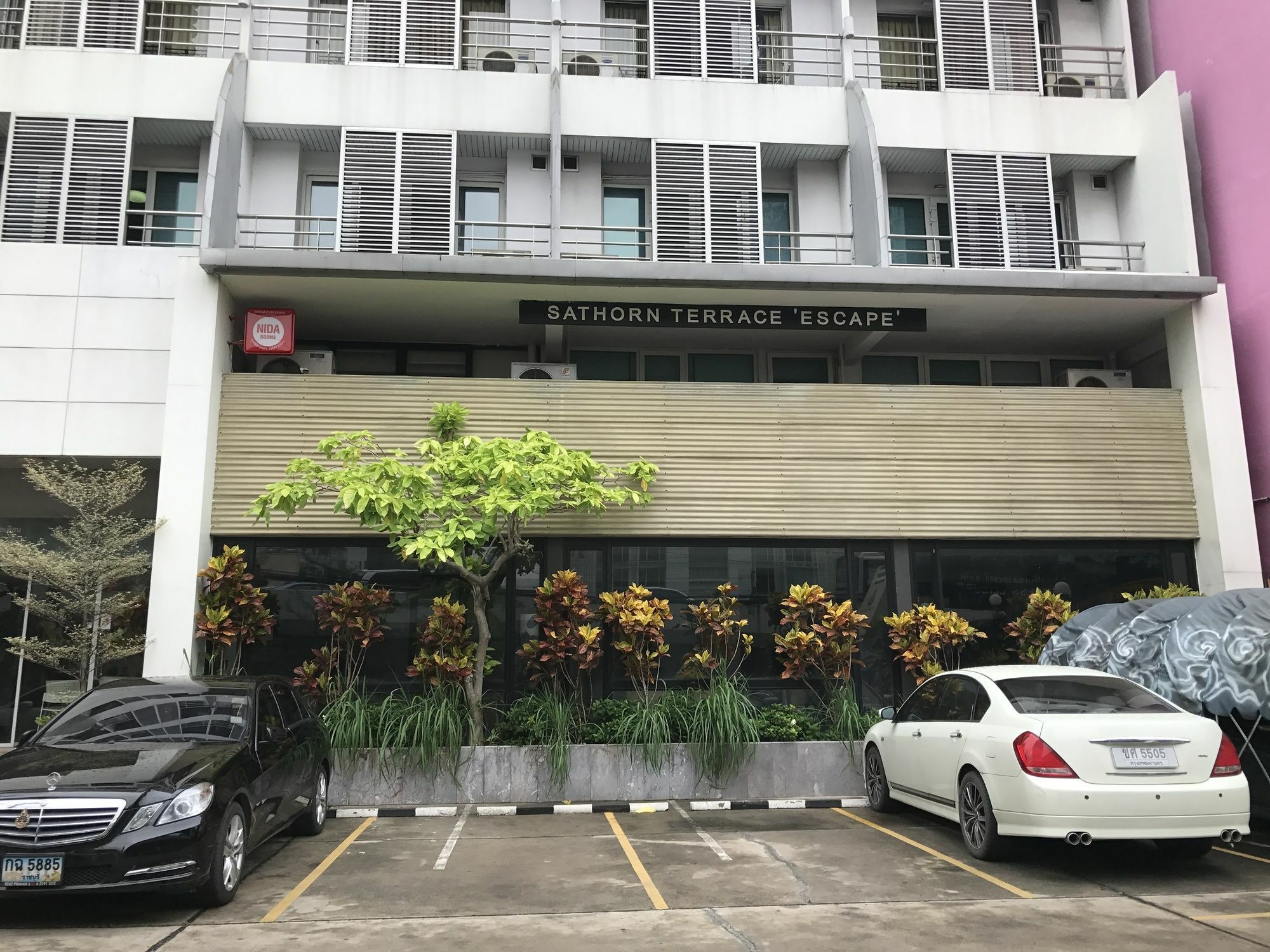 Somewhere To Escape - Hometel Hotel