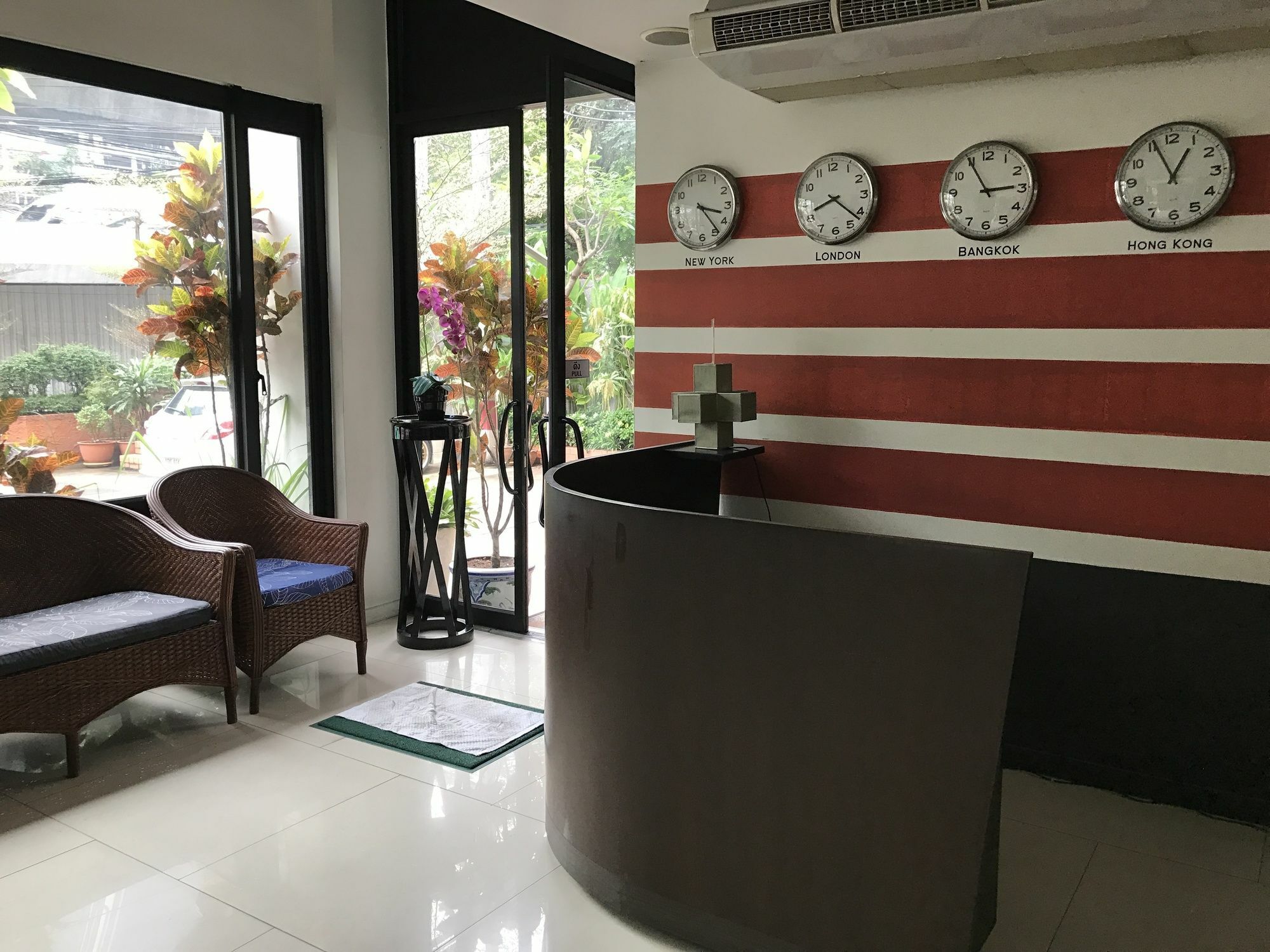 Somewhere To Escape - Hometel Hotel Bangkok