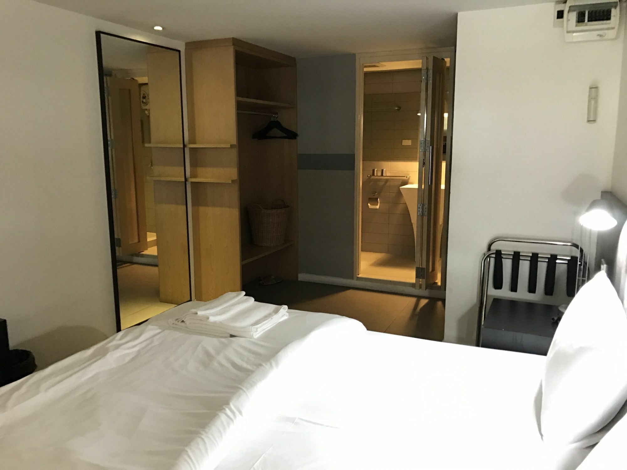 Somewhere To Escape - Hometel Hotel 3*