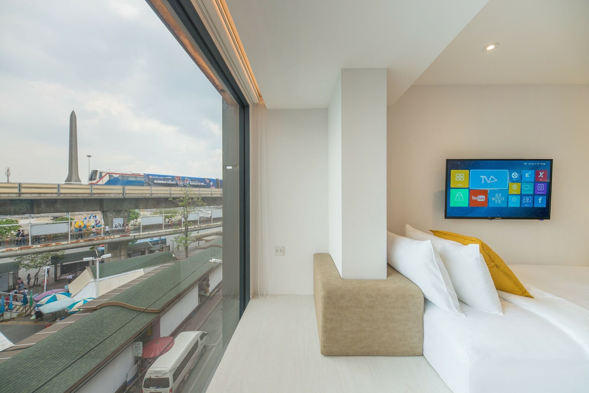 Yello Victory Monument Hotel