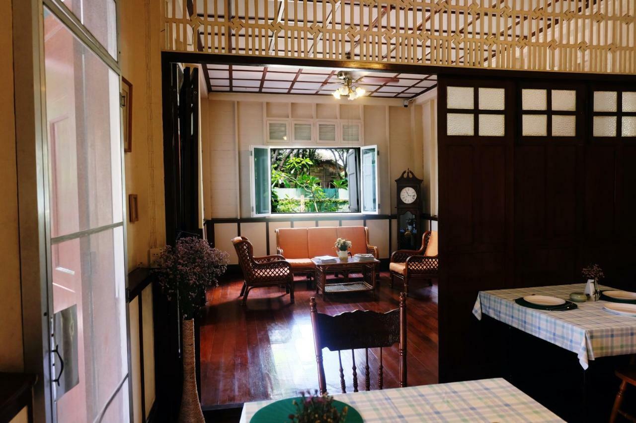 24 Samsen Heritage House *