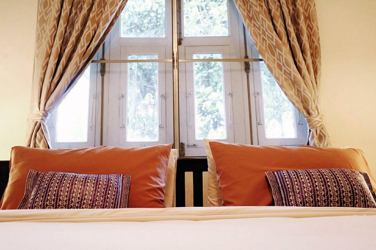 24 Samsen Heritage House *