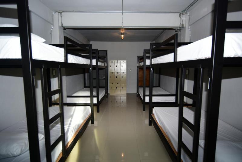 Oyo 421 Guyasuka & Cafe Hotel 2*