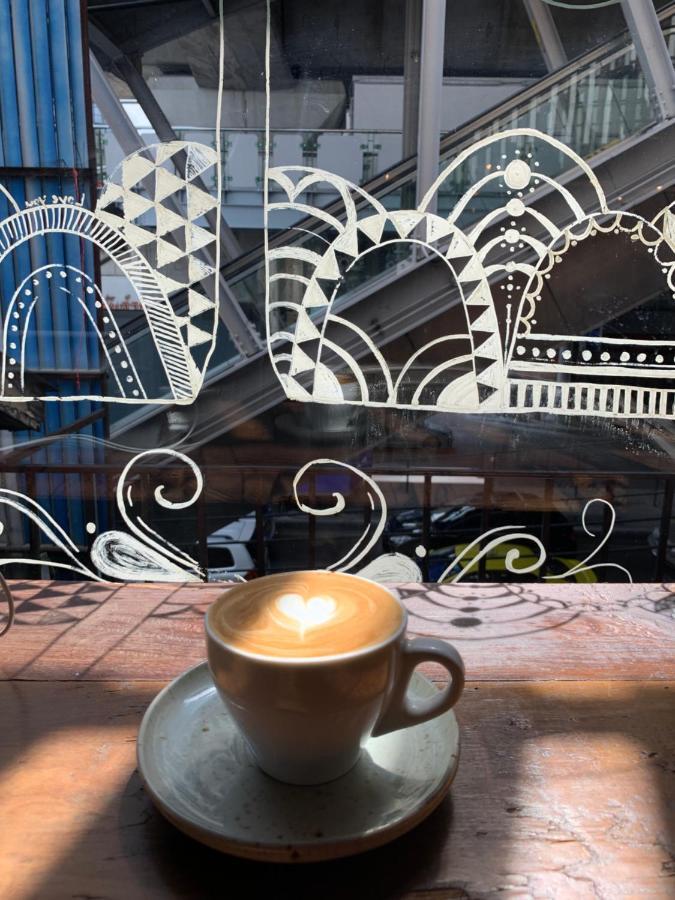 Thonglor Travellers And Cafe Hostel *