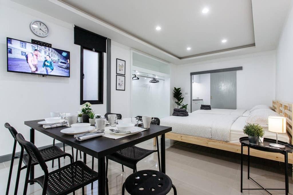 P4 Silom Large 2beds Full Kitchen Wifi 4-6pax Apartment *