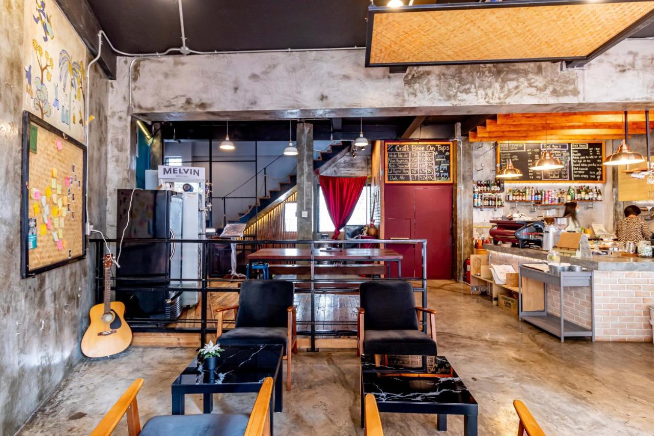 Thonglor Travellers And Cafe Hostel *