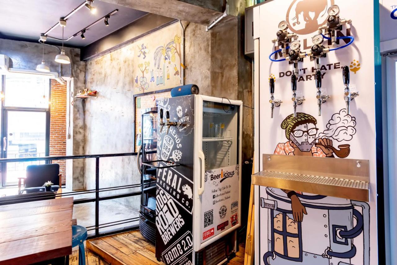 Thonglor Travellers And Cafe Hostel *