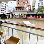 Lively And Cozy Canal House ,Entire House