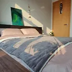 Lovely Cozy Condo In Trendy Fun Neighborhood
