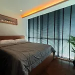 Luxe Low-Rise Apt With High-Speed Wifi