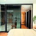 Luxe Low-Rise Apt With High-Speed Wifi