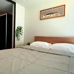 Luxe Low-Rise Apt With High-Speed Wifi