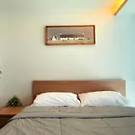 Luxe Low-Rise Apt With High-Speed Wifi