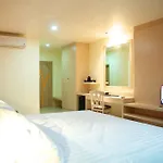Jolly Suites And Spa Petchkasem