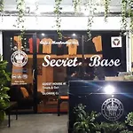Cafe And Bar Secret Base Hostel