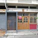Tuk Tuk House