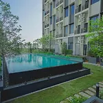 Q-Box Hotel Bangkok Blossom