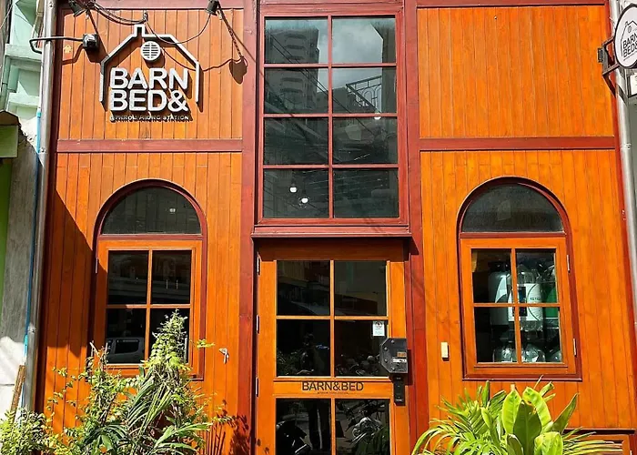 Barn & Bed Hostel