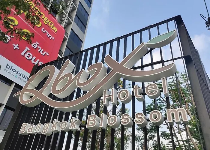 Q-Box Hotel Bangkok Blossom