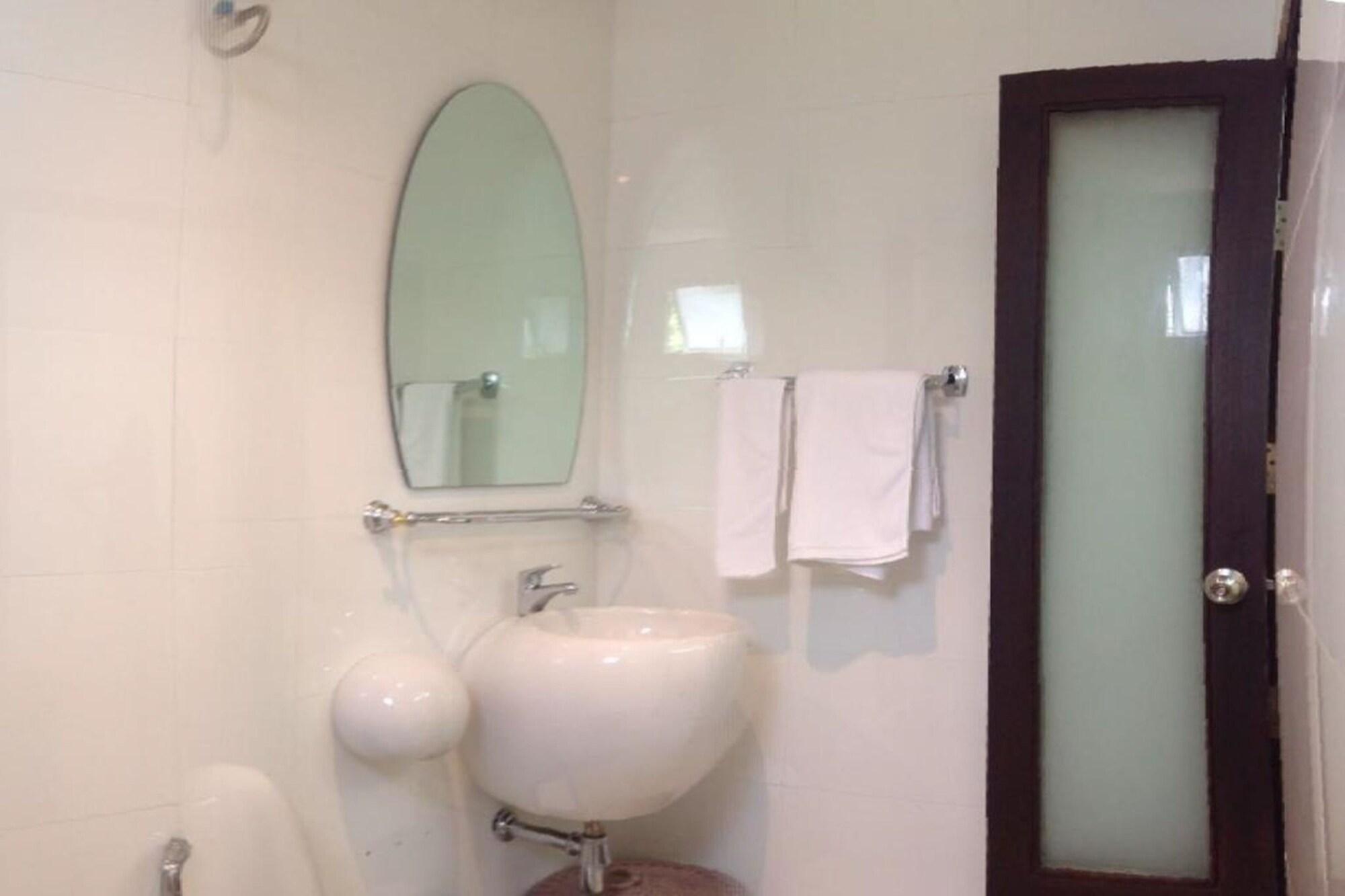 White House Asoke Sukhumvit 18 Hotel