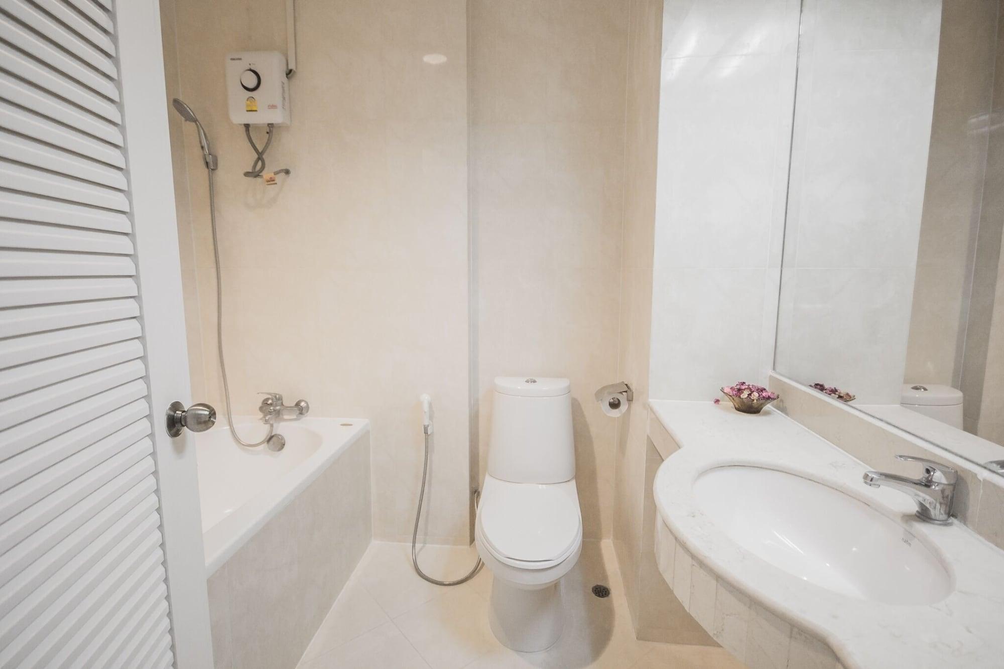 Romance Srinakarin Hotel 3*