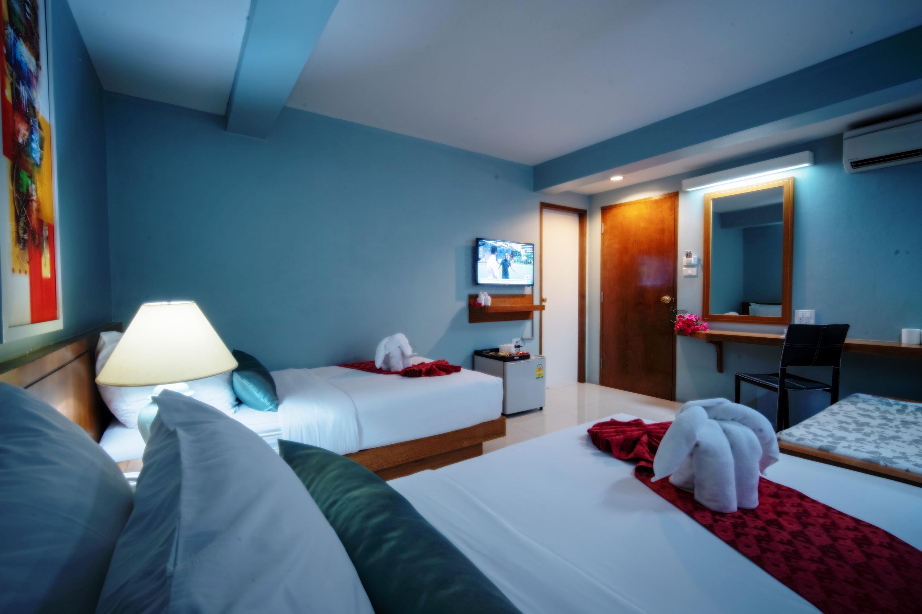 Cha-cha Phraathit Hotel
