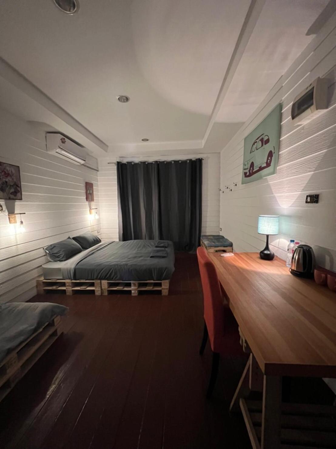 La Hotel *