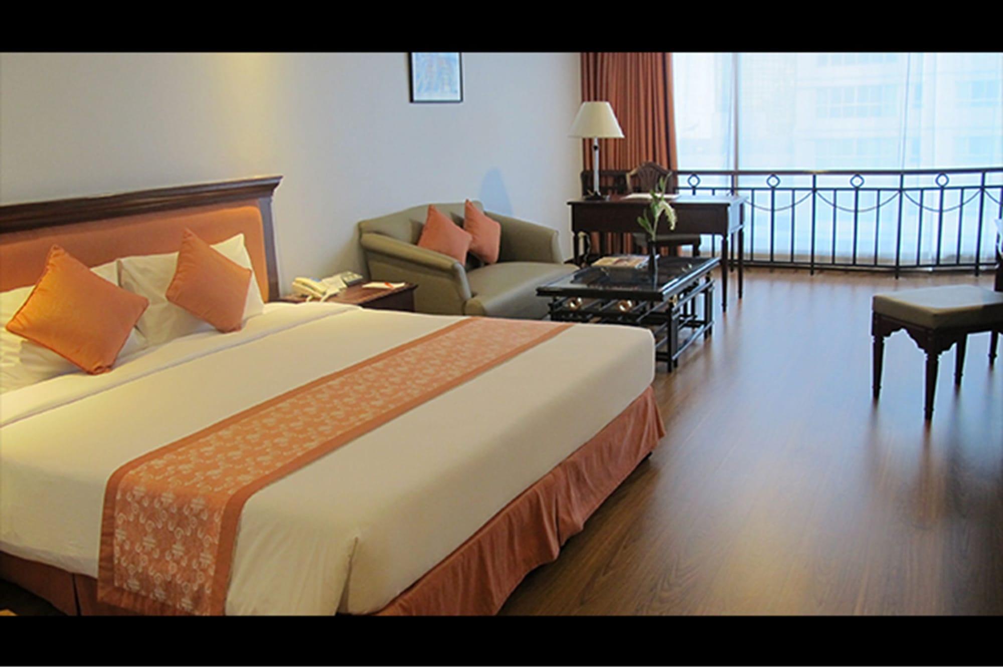 Tai Pan 4*