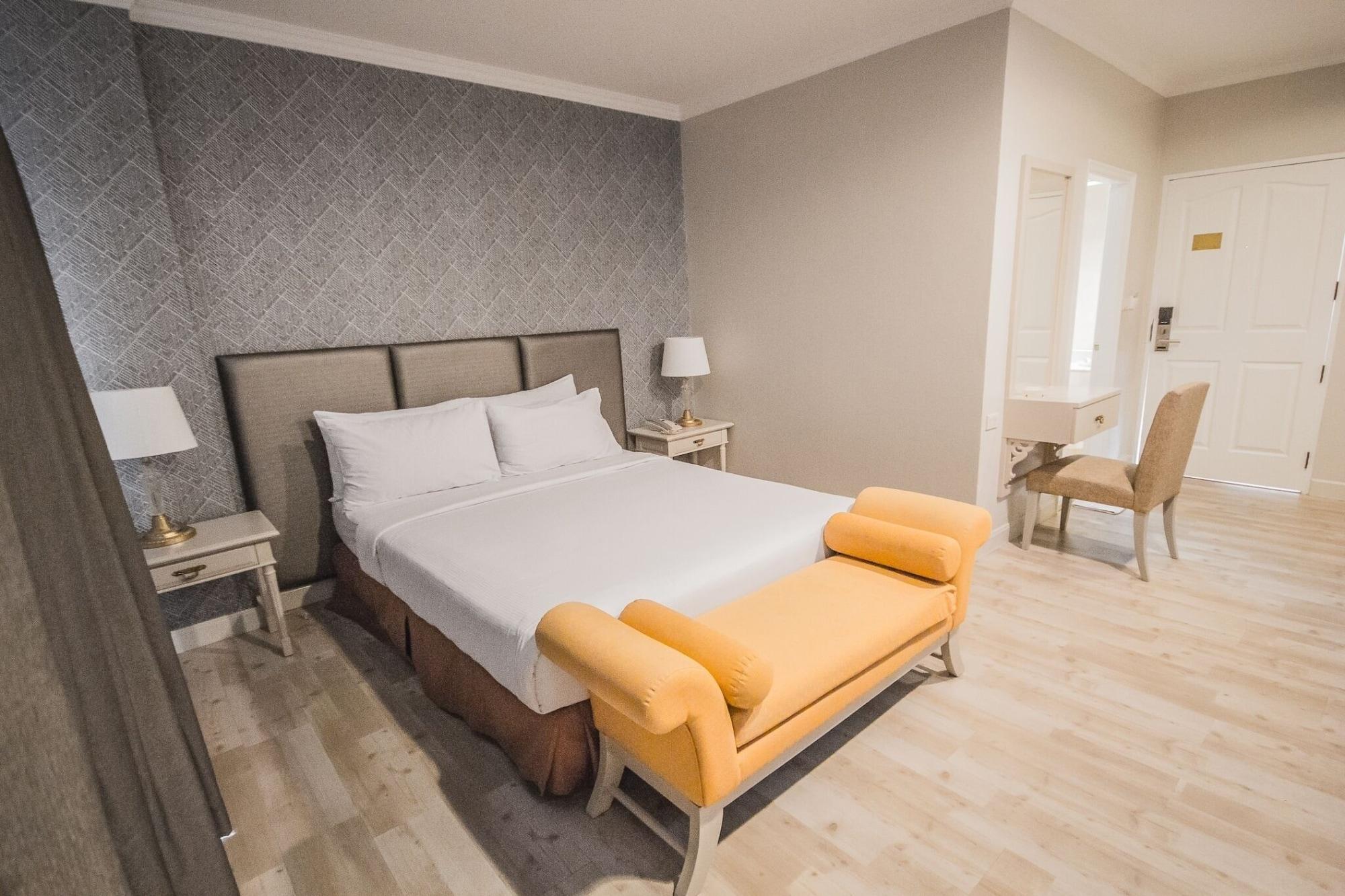 Romance Srinakarin Hotel 3*