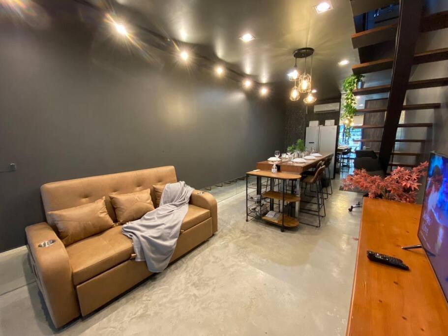 Charoen Nakhorn Townhome: Self-check-in Near Bts, Iconsiam & Asiatique Villa Bangkok