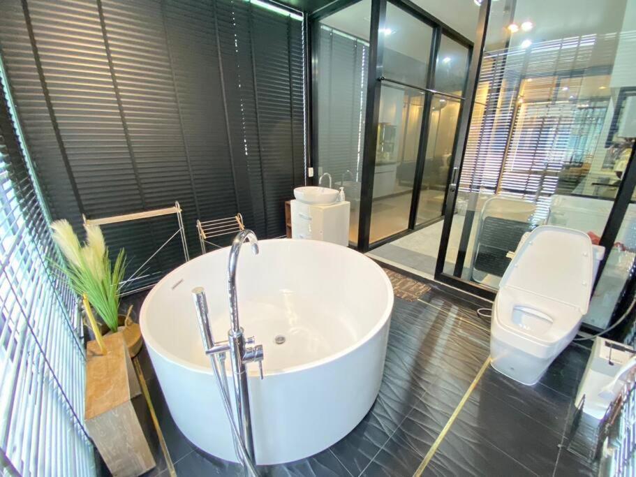 Charoen Nakhorn Townhome: Self-check-in Near Bts, Iconsiam & Asiatique Villa
