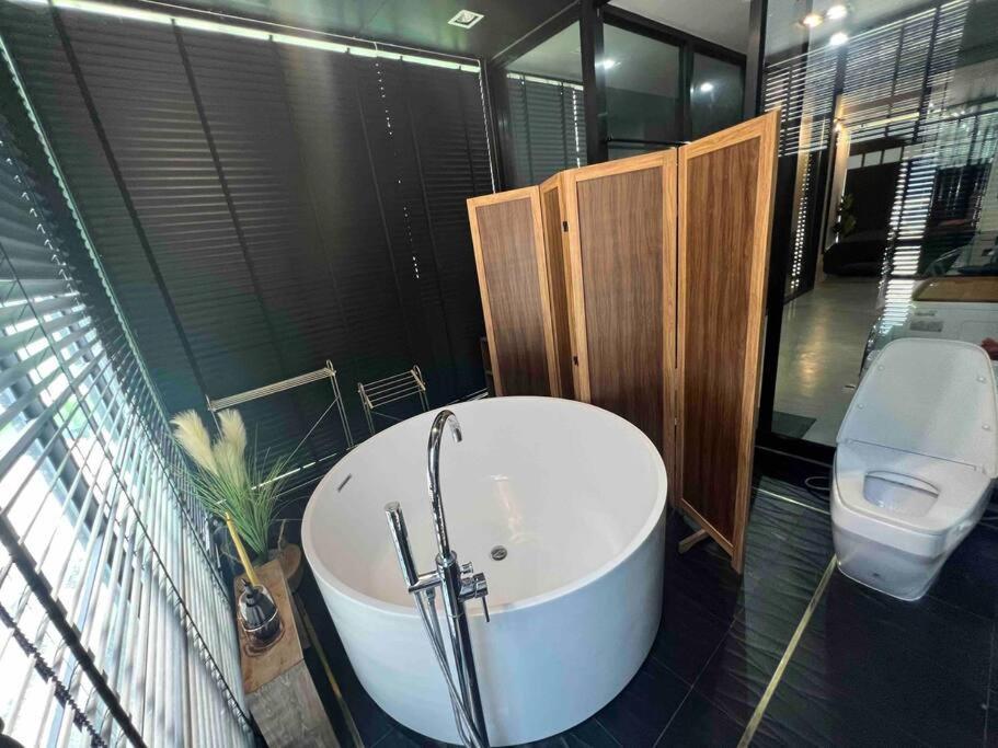 Villa Charoen Nakhorn Townhome: Self-check-in Near Bts, Iconsiam & Asiatique