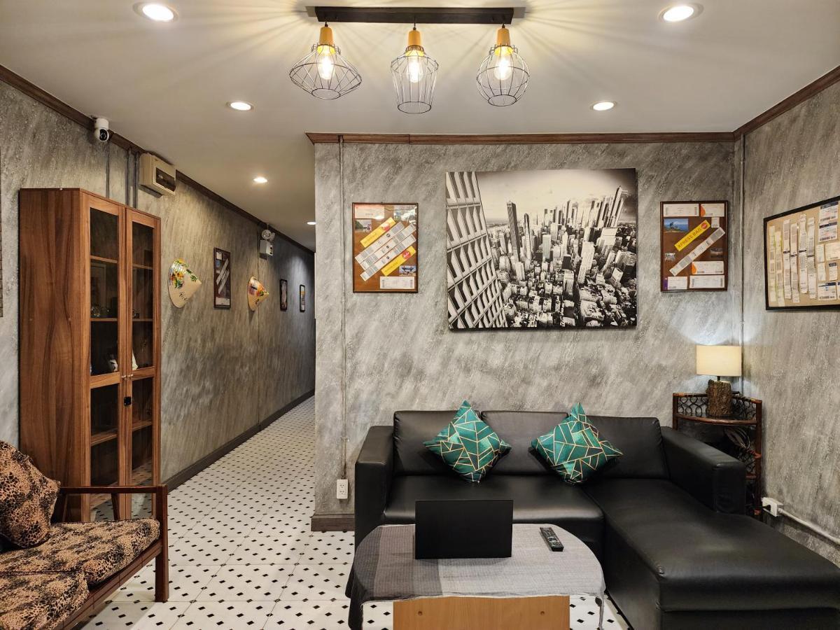 The Travellers House - Pet Friendly Guest house Bangkok