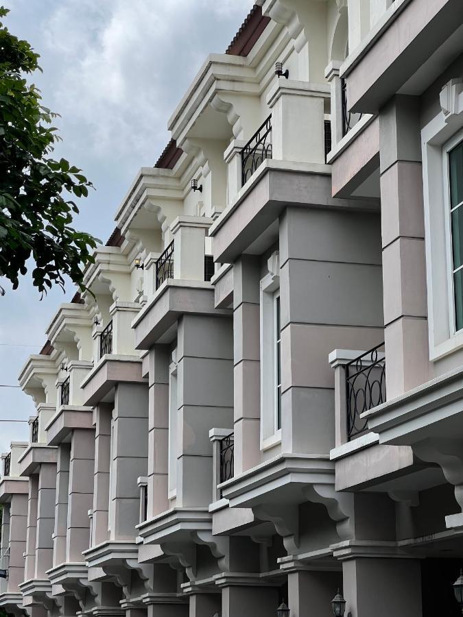 Holiday home Entire 3br Townhome In Sukhumvit, Shared Pool, Near Bts&mrt Asok Bangkok