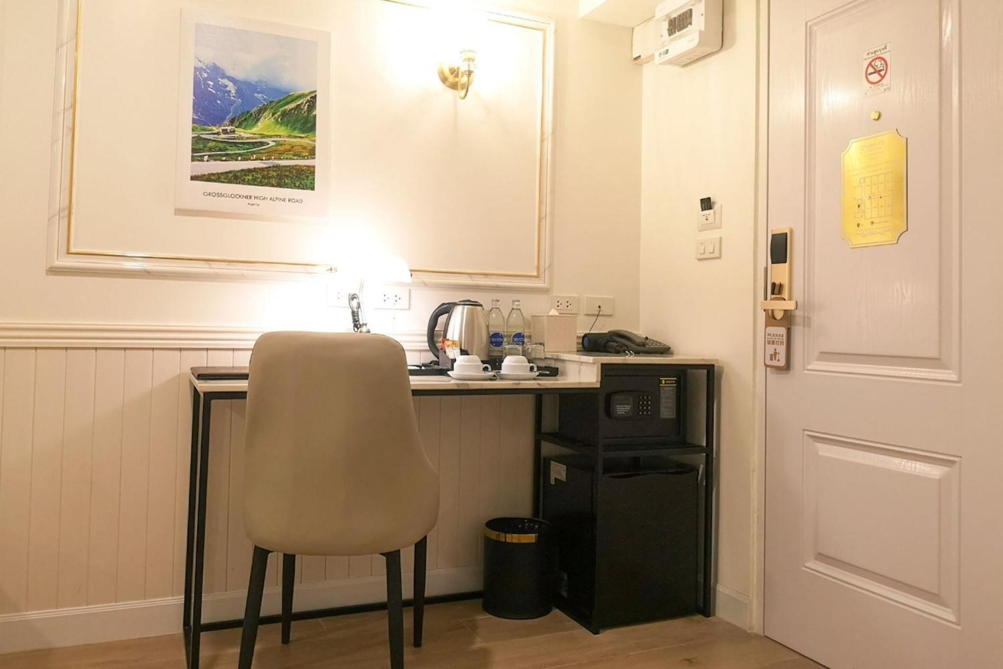Travelier Hostel *