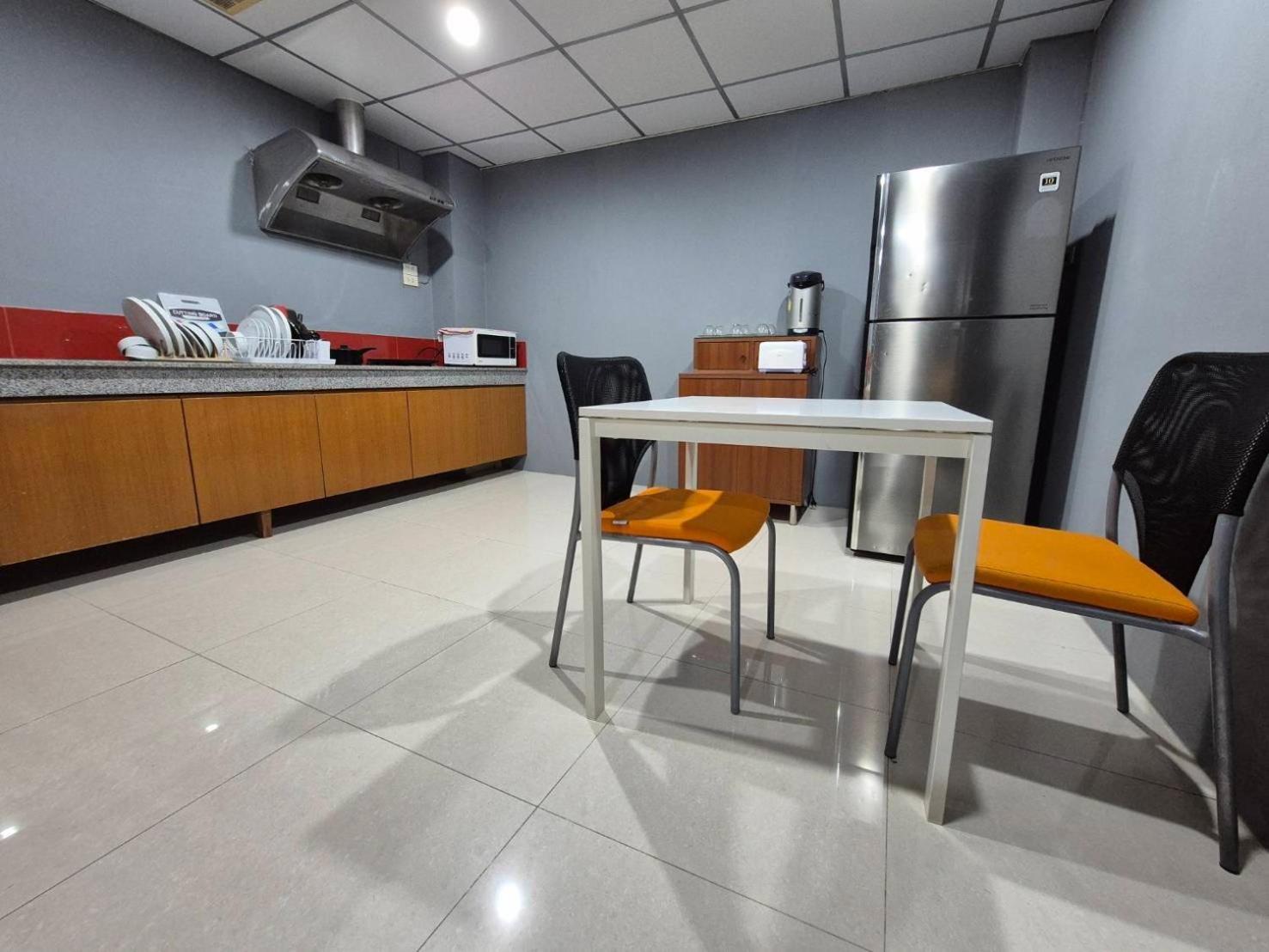 Phuket Vibe, House, 7 Mins To Bts, Center, Private In Sathon, Private Bathroom, Bangkok, Thailand Guest house Bangkok