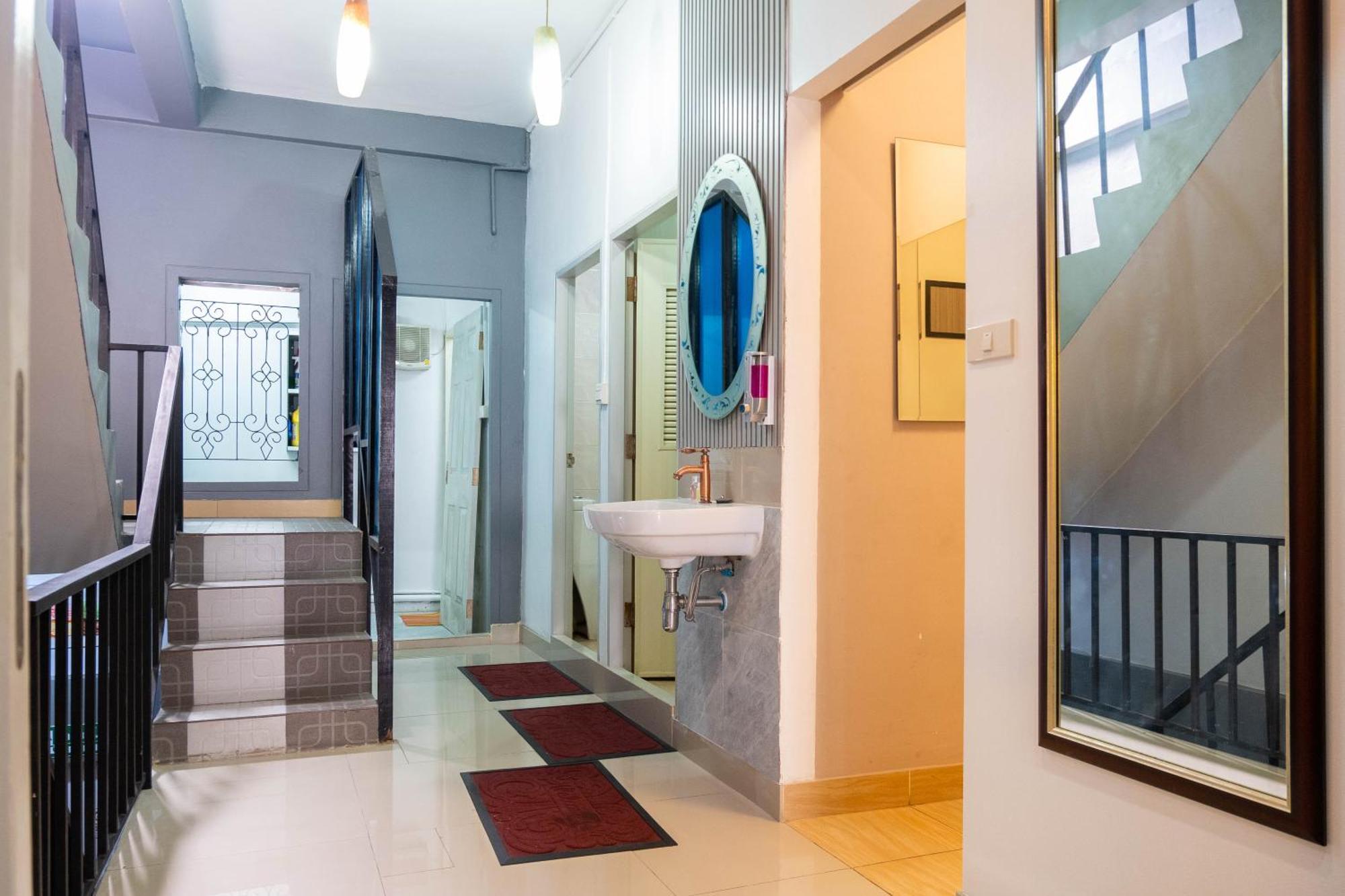 Usman Halal Hostel Bangkok