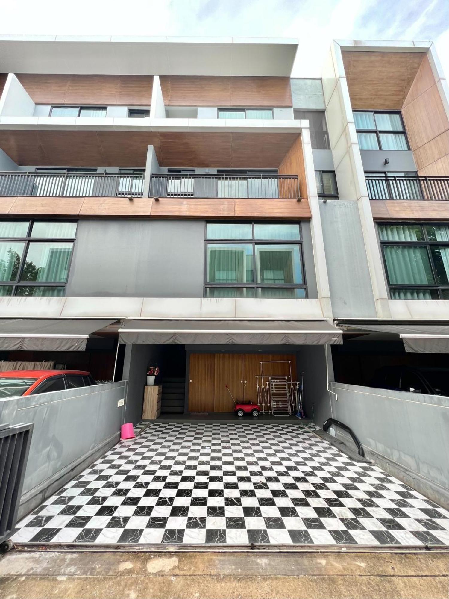 Free Pick Up / Stunning Luxury Family 3b3b Apartment