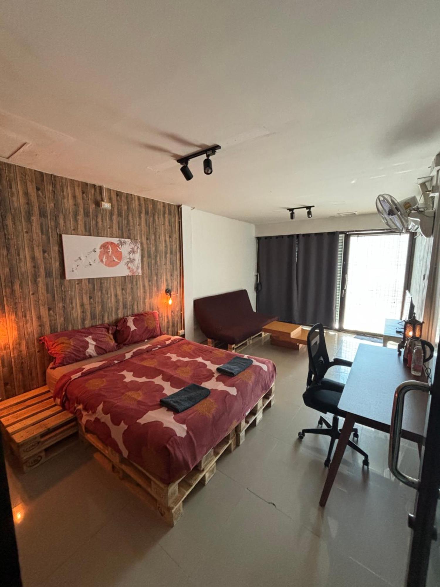 La Hotel *
