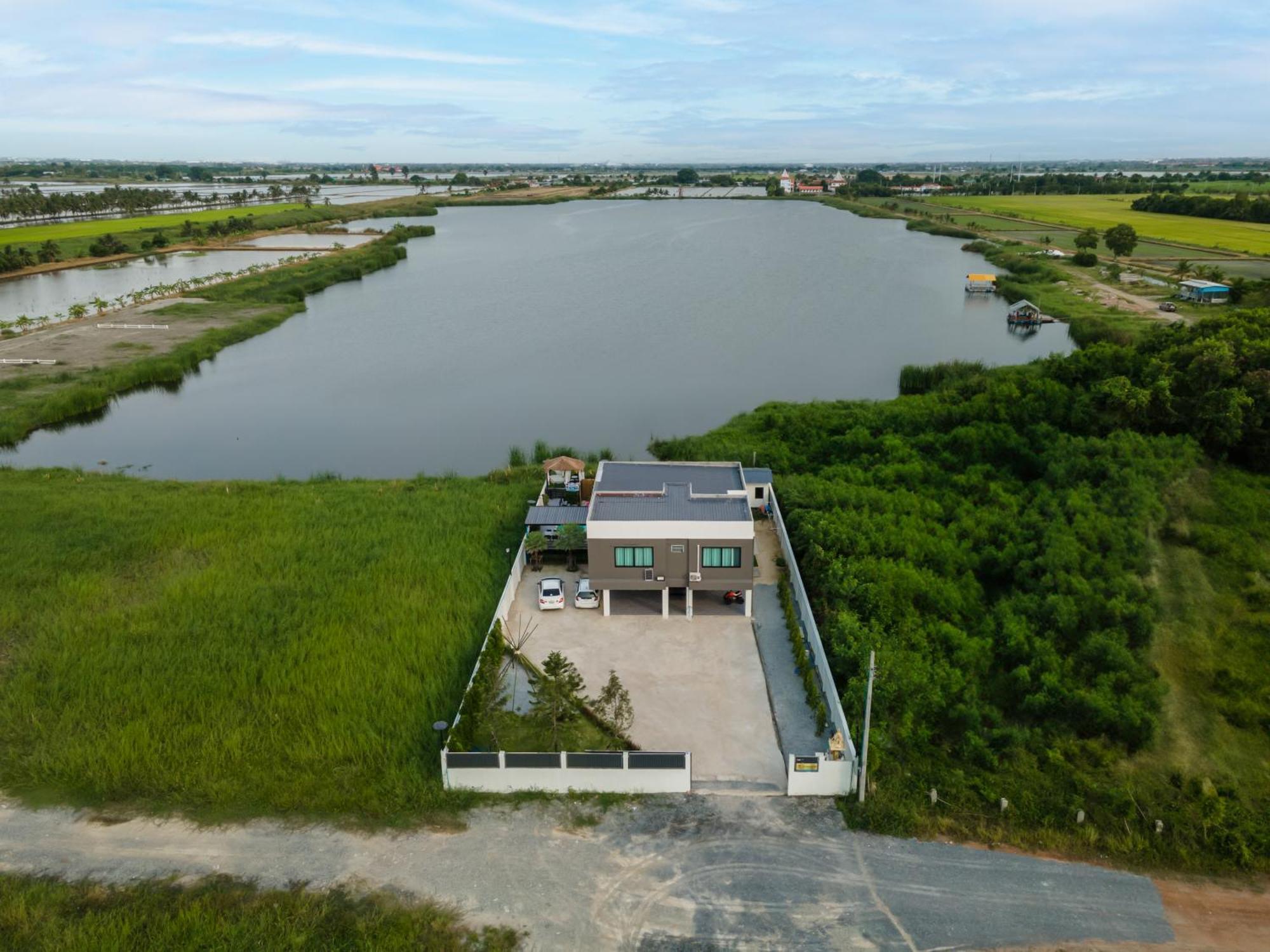 Pplakepool Villa