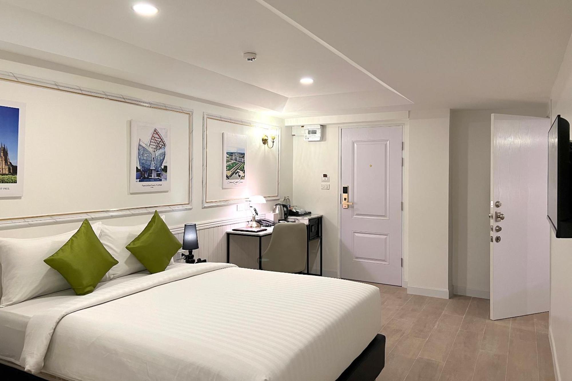 Travelier Hostel *