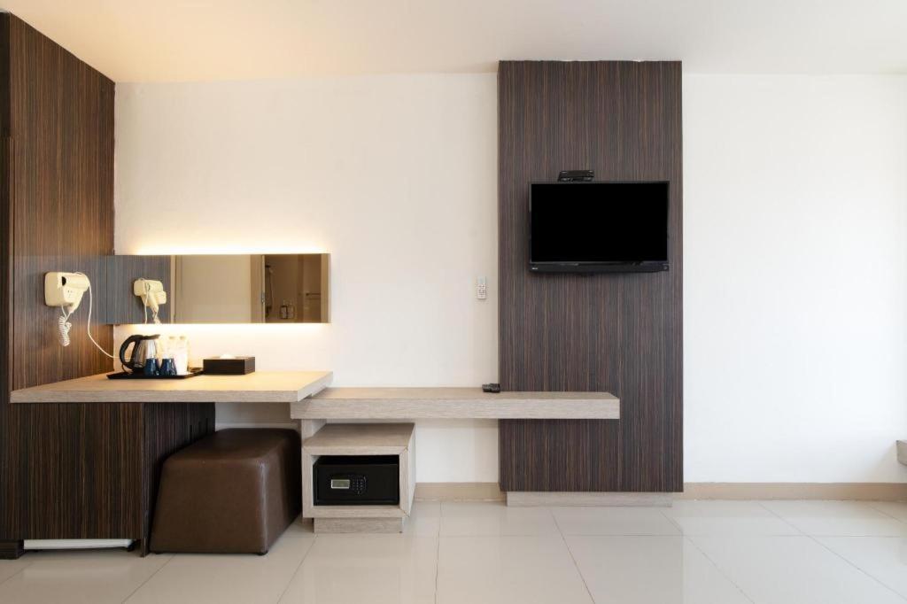 Leenova Hotel