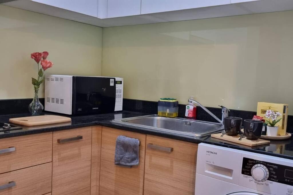 Lovely Cozy In Trendy Fun Neighborhood Apartment Bangkok