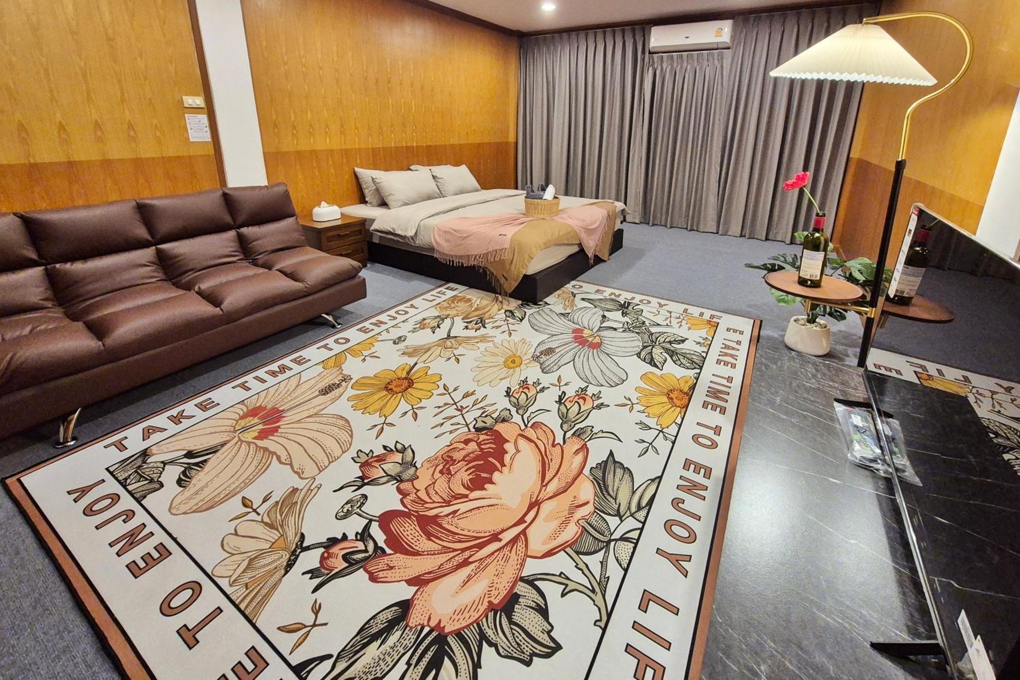 Apartment Entire Townhouse At Yaek Lam Sali Station Bangkok