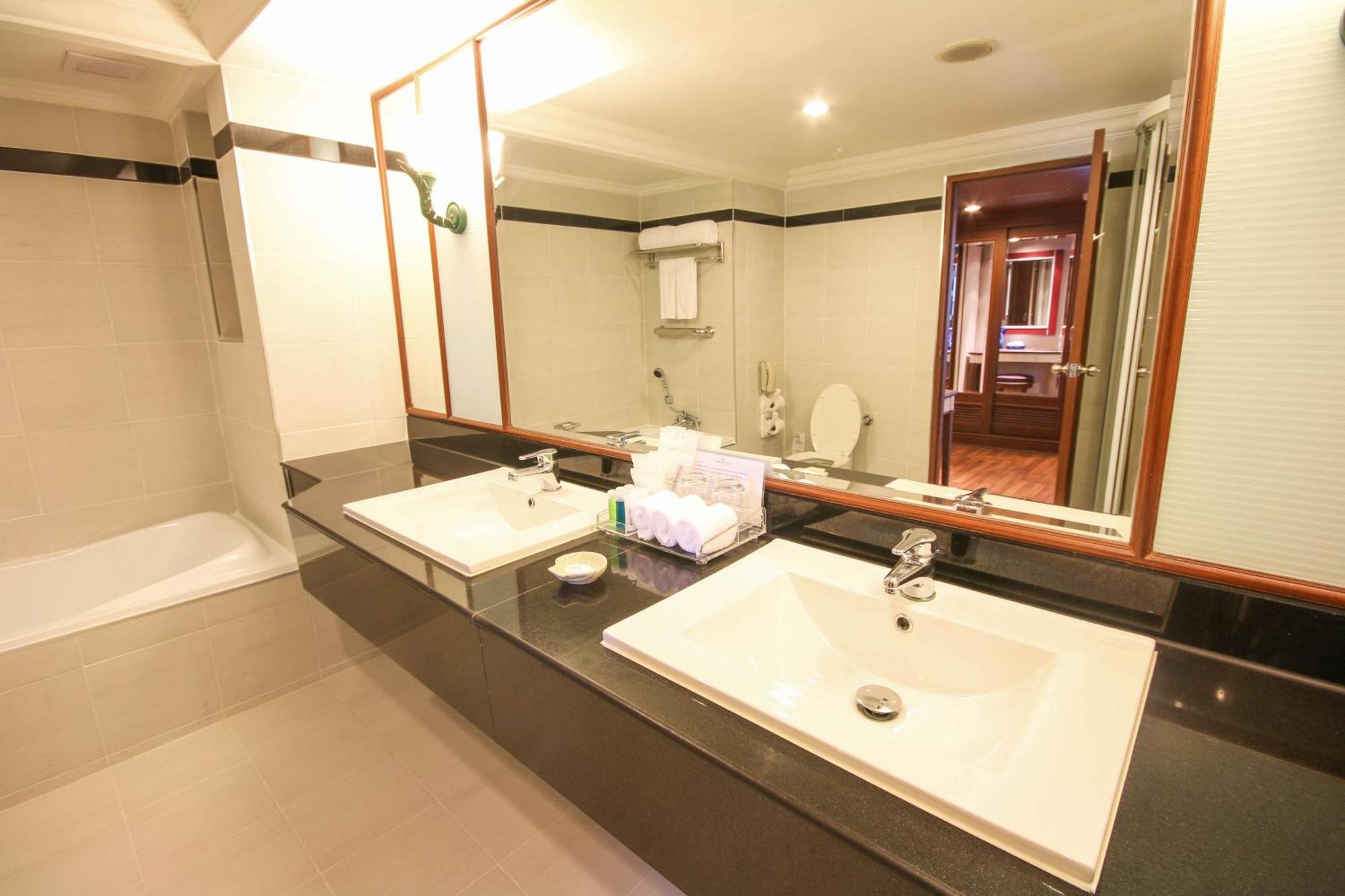 Golden Tulip Sovereign Hotel 4*